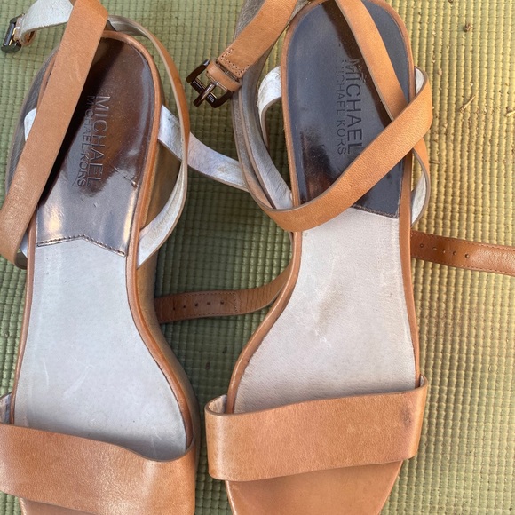 Shoe lot - Picture 7 of 8